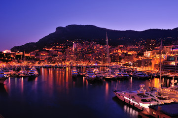 Der Hafen von Monaco bei Nacht.