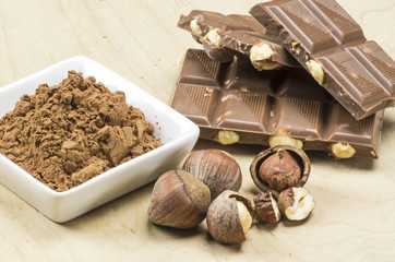 Schokolade mit ganzen Haselnüssen