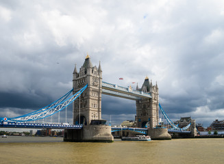 Fototapeta na wymiar Tower Bridge w Londynie, zgodnie z nieba