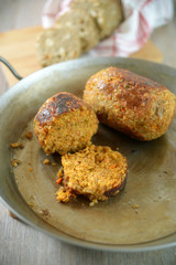 Veganer Haselnussbraten, Semmelknödel im Hintergrund
