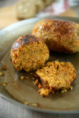 Vegetarischer Braten aus Nüssen und Gemüse