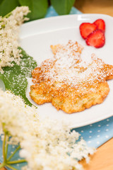 Holunderblüten-Pfannkuchen