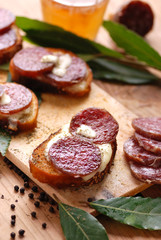 crostoni al formaggio e salame con foglie di alloro