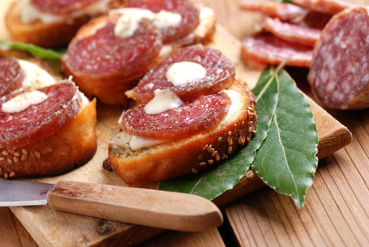 crostoni al formaggio e salame con foglie di alloro