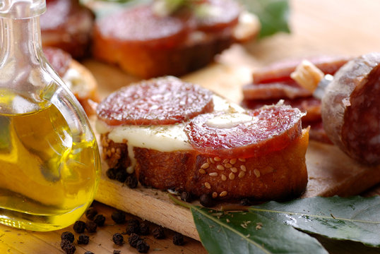 crostoni al formaggio e salame con foglie di alloro