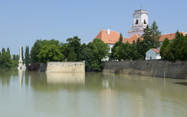 Fototapeta na wymiar Powód¼ rzeki Raby w Bishop murami zamku w Gyor, Węgry