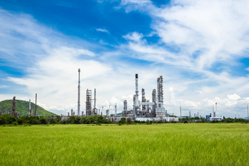 Fototapeta na wymiar rafinerii ropy naftowej roślin przeciw błękitne niebo