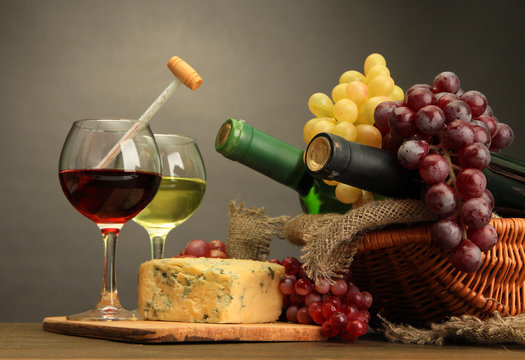 Composition with wine, blue cheese and grape