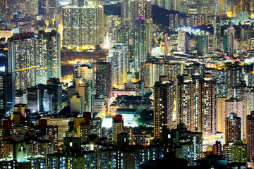 Naklejka premium Zatłoczony budynek w centrum miasta w Hongkongu