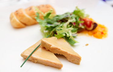 Foie gras with tropical fruit sauce and fresh buns