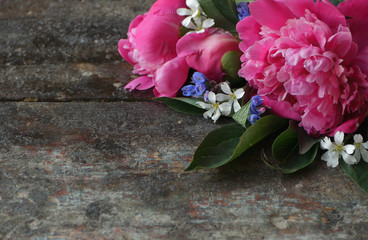 пионы на столе