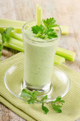 Green vegetable smoothie © bit24