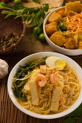 singapore famous prawn noodle or har mee with decorations on bac