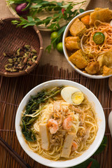 singapore famous prawn noodle or har mee with decorations on bac
