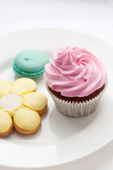 Cupcake and macaroon