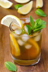 iced tea with lemon and mint