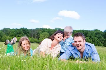 Fototapeta premium eltern mit kindern