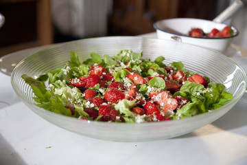 Frischer Salat mit Erdbeeren
