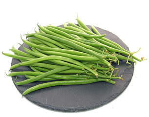 Haricots verts fins sur ardoise