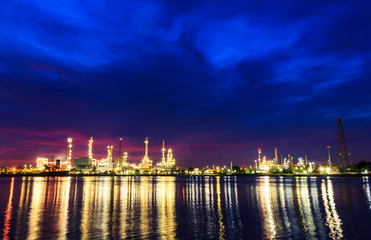 Fototapeta premium Oil refinery plant at twilight morning