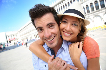Fototapeta na wymiar Romantic couple on Piazza San Marco in Venice