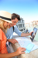 Couple in Venice reading map in Venise