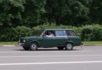 ВАЗ-2104 в движении на дороге