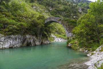 Fototapeta na wymiar Roman stone bridge in Asturias