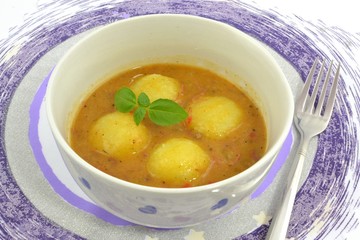 pyzy ziemniaczane z sosem gulaszowym