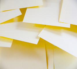 notes sur papier libre jaune