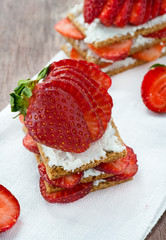 Crisp bread with goat cheese and strawberries