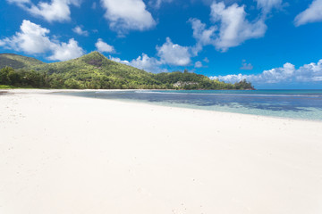 immense plage de sable blanc aux Seychelles