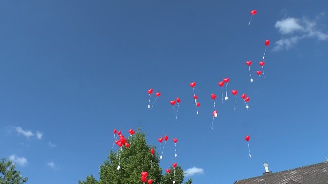 Hochzeitsgesellschaft mit Luftballons