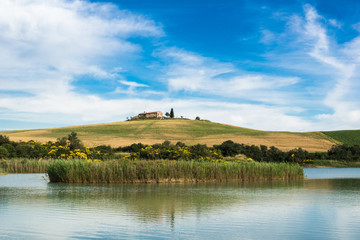 Paesaggio di campagna con lago