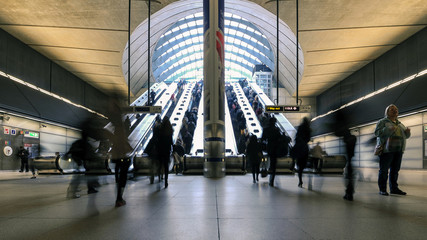 Fototapeta premium Osoby dojeżdżające do pracy na stacji Canary Wharf w Londynie.