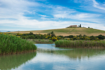 Fototapeta na wymiar Campagna Toscana con lago