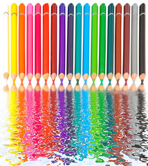 reflets de crayons de couleurs