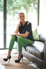 junge Frau auf einer Couch