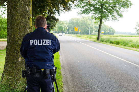polizist bei geschwindigkeitsmessung