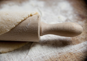 gros plan sur un rouleau a pâtisserie