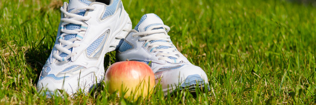 banner von jogginschuhen und apfel