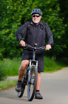 freundlicher herr beim mountainbiking