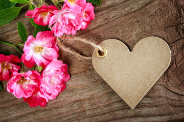 Fototapeta na wymiar Handmade heart shaped tag with roses