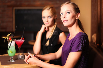 zwei Frauen an der Bar