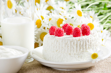 Cottage cheese with raspberries, sour cream and milk