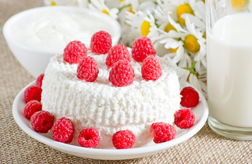Cottage cheese with raspberries, sour cream and milk