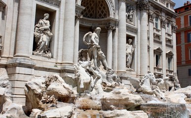 Trevi Fountain, Roma, Italy © takranik