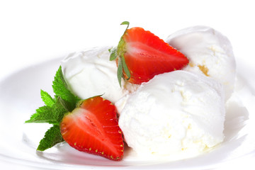 Vanilla ice cream  with mint and strawberries