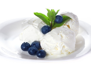 Vanilla ice cream  with mint and blueberries
