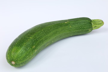 Courgette sur fond blanc